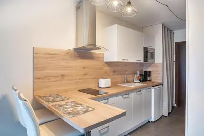 Cuisine ou kitchenette dans l'établissement Kersalé