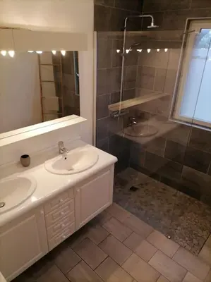 Salle de bains dans l'établissement villa Juliette, vue mer, accès plages à pieds