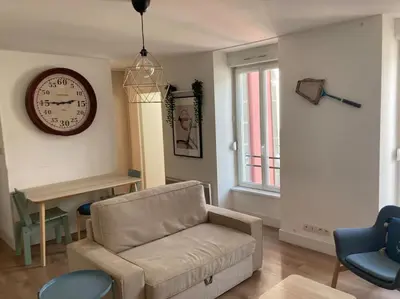 Coin salon dans l'établissement Appartement 1 chambre proximité Port de commerce et Gare SNCF