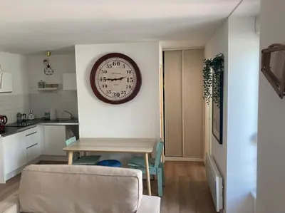 Cuisine ou kitchenette dans l'établissement Appartement 1 chambre proximité Port de commerce et Gare SNCF