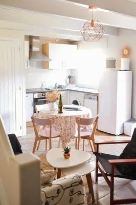 Cuisine ou kitchenette dans l'établissement Les Gîtes du Vallon du Trunvel
