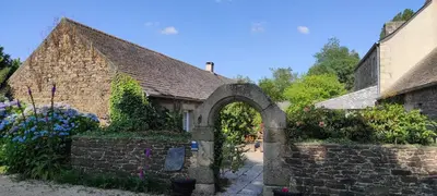 Jardin de l'établissement Gîte - Les Pivoines - Les Jardins de Kerellec - 20min de la mer 4 à 6 personnes terrasse jacuzzi