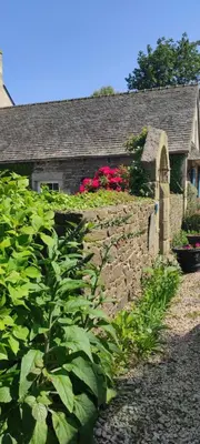 Jardin de l'établissement Gîte - Les Pivoines - Les Jardins de Kerellec - 20min de la mer 4 à 6 personnes terrasse jacuzzi