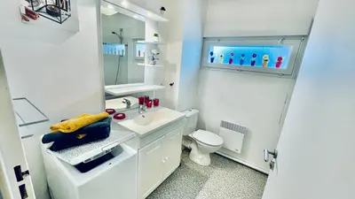 Salle de bains dans l'établissement Kerhos - appartement vue mer