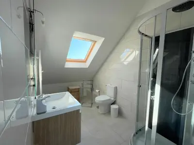 Salle de bains dans l'établissement Holiday Home in Locquirec by 7 Beaches