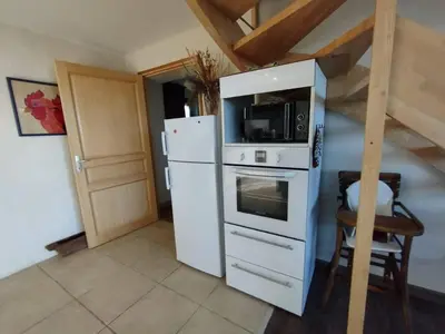 Cuisine ou kitchenette dans l'établissement Large farmhouse with garden and sea view for 8 people