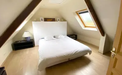 Un ou plusieurs lits dans un hébergement de l'établissement Large farmhouse with garden and sea view for 8 people