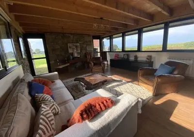 Coin salon dans l'établissement Large farmhouse with garden and sea view for 8 people