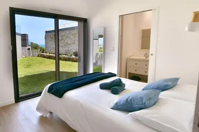 Un ou plusieurs lits dans un hébergement de l'établissement Ty Dag - Petite Terre vue mer, spa, plage à 300m