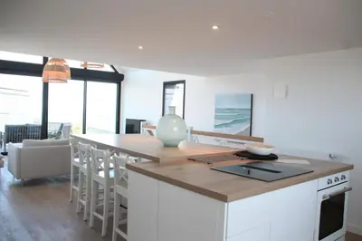 Cuisine ou kitchenette dans l'établissement Ty Dag - Petite Terre vue mer, spa, plage à 300m