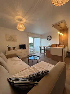 Un ou plusieurs lits dans un hébergement de l'établissement Appartement vue sur mer, 100 m de la plage