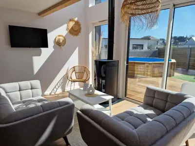 Coin salon dans l'établissement LES PORTSALLAISES piscine ou spa à 300m de la plage