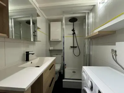Salle de bains dans l'établissement LE NOIR BOIS ET BLANC - Studio - Wifi - Centre Ville - Entrée Autonome