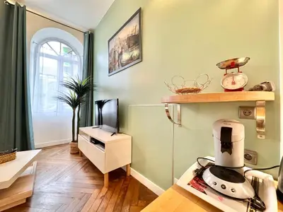 Télévision ou salle de divertissement dans l'établissement LE NOIR BOIS ET BLANC - Studio - Wifi - Centre Ville - Entrée Autonome