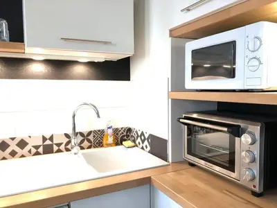 Cuisine ou kitchenette dans l'établissement LE NOIR BOIS ET BLANC - Studio - Wifi - Centre Ville - Entrée Autonome