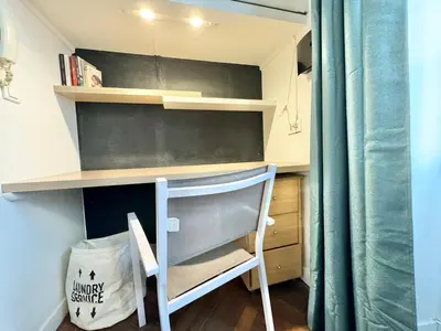 Cuisine ou kitchenette dans l'établissement LE NOIR BOIS ET BLANC - Studio - Wifi - Centre Ville - Entrée Autonome
