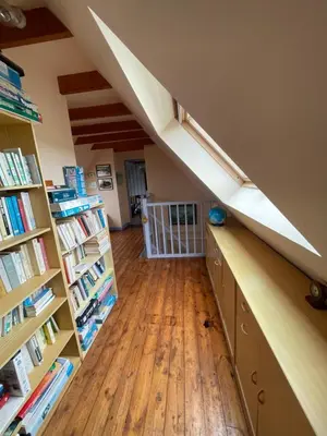 Bibliothèque dans la maison de vacances