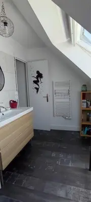 Bibliothèque dans le séjour chez l'habitant