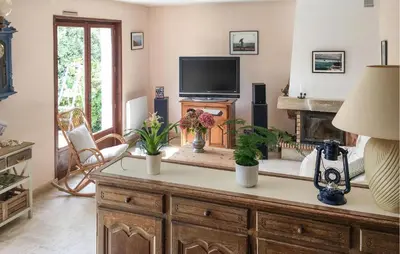 Télévision ou salle de divertissement dans l'établissement 4 Bedroom Nice Home In Plougasnou
