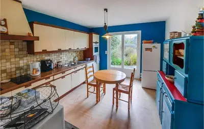 Cuisine ou kitchenette dans l'établissement 4 Bedroom Nice Home In Plougasnou