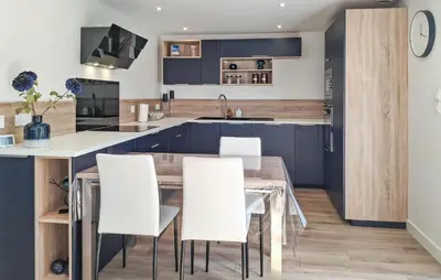 Cuisine ou kitchenette dans l'établissement Awesome Home In Ploudalmézeau With Wifi