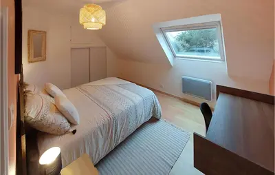 Un ou plusieurs lits dans un hébergement de l'établissement Awesome Home In Ploudalmézeau With Wifi