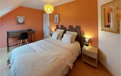 Un ou plusieurs lits dans un hébergement de l'établissement Awesome Home In Ploudalmézeau With Wifi