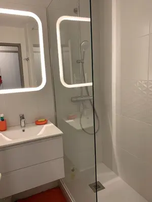 Salle de bains dans l'établissement Les Voiles Blanches