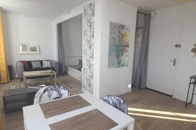 Coin salon dans l'établissement Appartement Bouga inville Vue sur mer et château