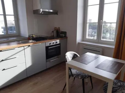 Cuisine ou kitchenette dans l'établissement Appartement Bouga inville Vue sur mer et château