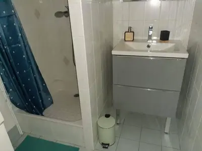 Salle de bains dans l'établissement Appartement Bouga inville Vue sur mer et château