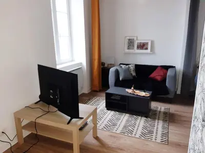 Télévision ou salle de divertissement dans l'établissement Appartement Bouga inville Vue sur mer et château