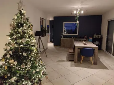 Télévision ou salle de divertissement dans l'établissement Maison du phare.