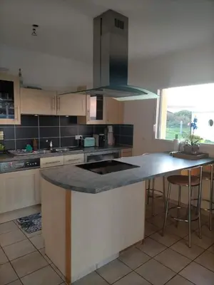 Cuisine ou kitchenette dans l'établissement Maison du phare.