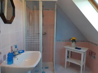Salle de bains dans l'établissement Gite de Kervao, Hortensias meublé 3 étoiles, Plage 700 m