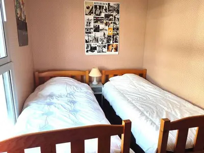 Un ou plusieurs lits dans un hébergement de l'établissement Appartement SUPERBE VUE MER, face à la plage de Tresmeur à TREBEURDEN - Réf 660