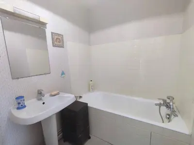 Salle de bains dans l'établissement Appartement SUPERBE VUE MER, face à la plage de Tresmeur à TREBEURDEN - Réf 660