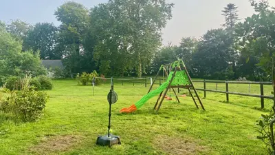 Aire de jeux pour enfants de l'établissement Les Gîtes du Manoir de Keryvon
