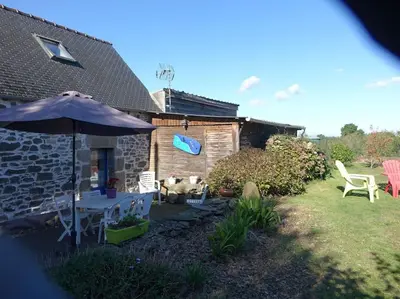 Jardin de l'établissement Charmante longère près des côtes Finistériennes