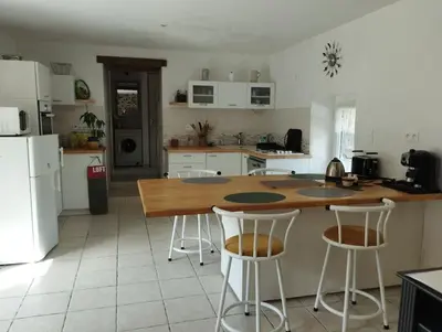 Cuisine ou kitchenette dans l'établissement Charmante longère près des côtes Finistériennes