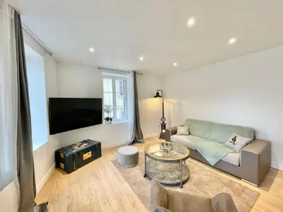 Télévision ou salle de divertissement dans l'établissement LE SALLÉ - Confort - Wifi - Centre Historique - Entrée Autonome