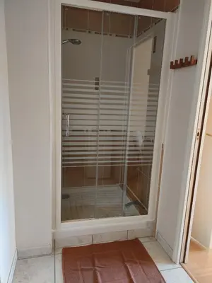 Salle de bains dans l'établissement CHARMANT APPARTEMENT 3 étoiles classé BORD DE MER Travel Award 2026