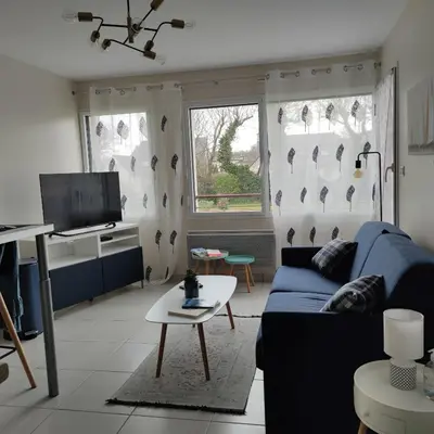 Télévision ou salle de divertissement dans l'établissement CHARMANT APPARTEMENT 3 étoiles classé BORD DE MER Travel Award 2026