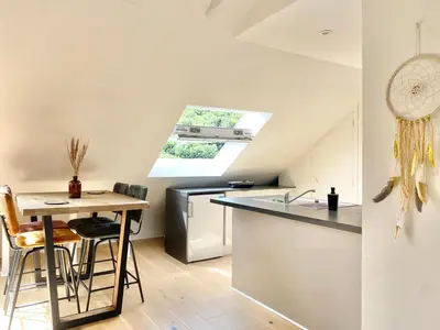 Cuisine ou kitchenette dans l'établissement LE NID DES QUAIS - Vue Panoramique au cœur de la ville - Wifi - Entrée autonome
