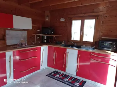 Cuisine ou kitchenette dans l'établissement Chalet Familial en Bois à 150 m de la Mer