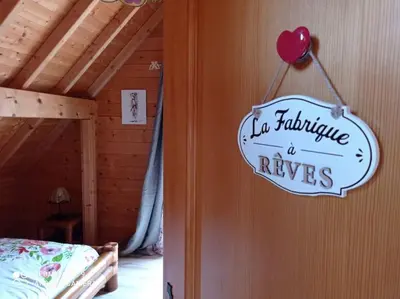 Un ou plusieurs lits dans un hébergement de l'établissement Chalet Familial en Bois à 150 m de la Mer