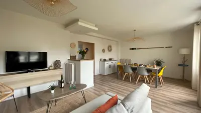 Télévision ou salle de divertissement dans l'établissement Grand appartement familial - 3 chambres - Plages & Centre à pied