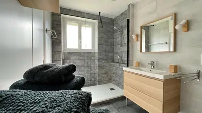 Salle de bains dans l'établissement Grand appartement familial - 3 chambres - Plages & Centre à pied