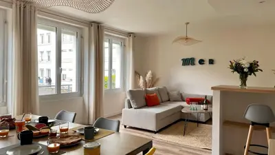 Coin salon dans l'établissement Grand appartement familial - 3 chambres - Plages & Centre à pied