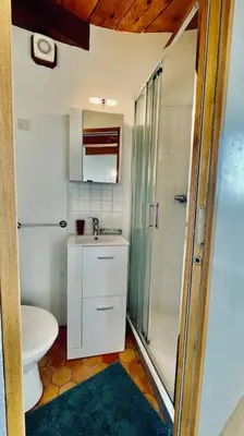 Salle de bains dans l'établissement Moulin du seigneur a Roscanvel